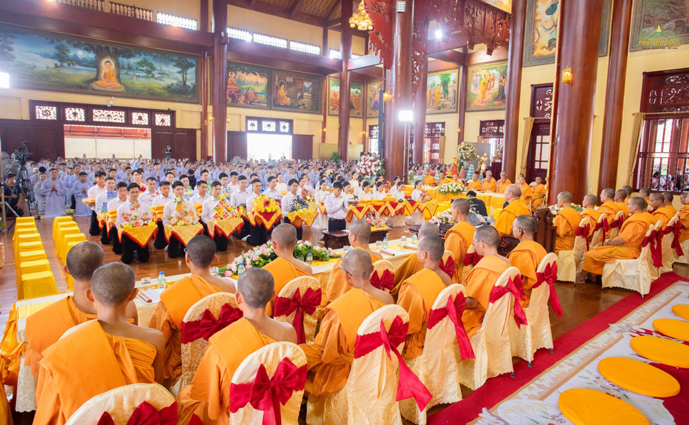 Thực hành lời Đức Phật dạy, nhân dịp tháng Bảy Vu lan, cũng là mùa chư Tăng tự tứ, các Phật tử, Nhân dân đã sắm sửa trai nghi phẩm vật, tứ sự cúng dường, một lòng thành kính dâng lên cúng dường Tam Bảo, cùng hiện tiền chư Đại đức Tăng tại chùa Ba Vàng