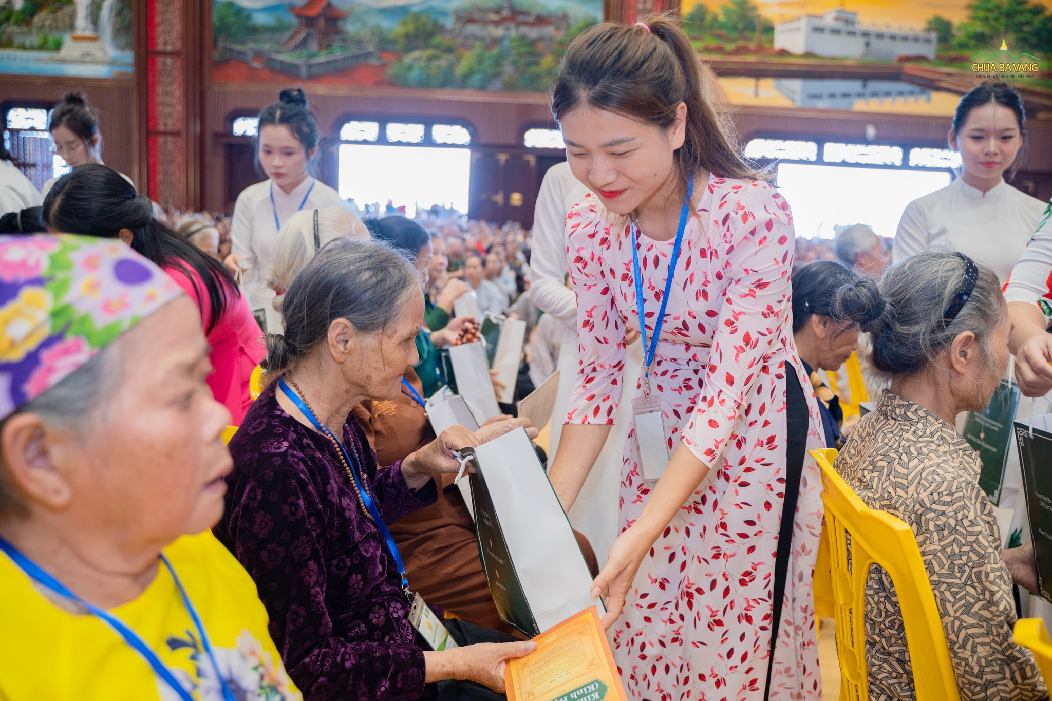 Những món quà ý nghĩa chứa đựng tình cảm tình thương, sự biết ơn và cả những ước nguyện tha thiết của những người con - mong cha mẹ luôn được bình an và hạnh phúc