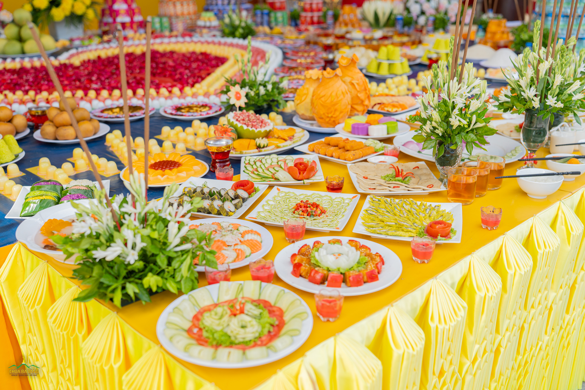 Những vật thực thanh tịnh được bày trí tỉ mỉ, đẹp mắt