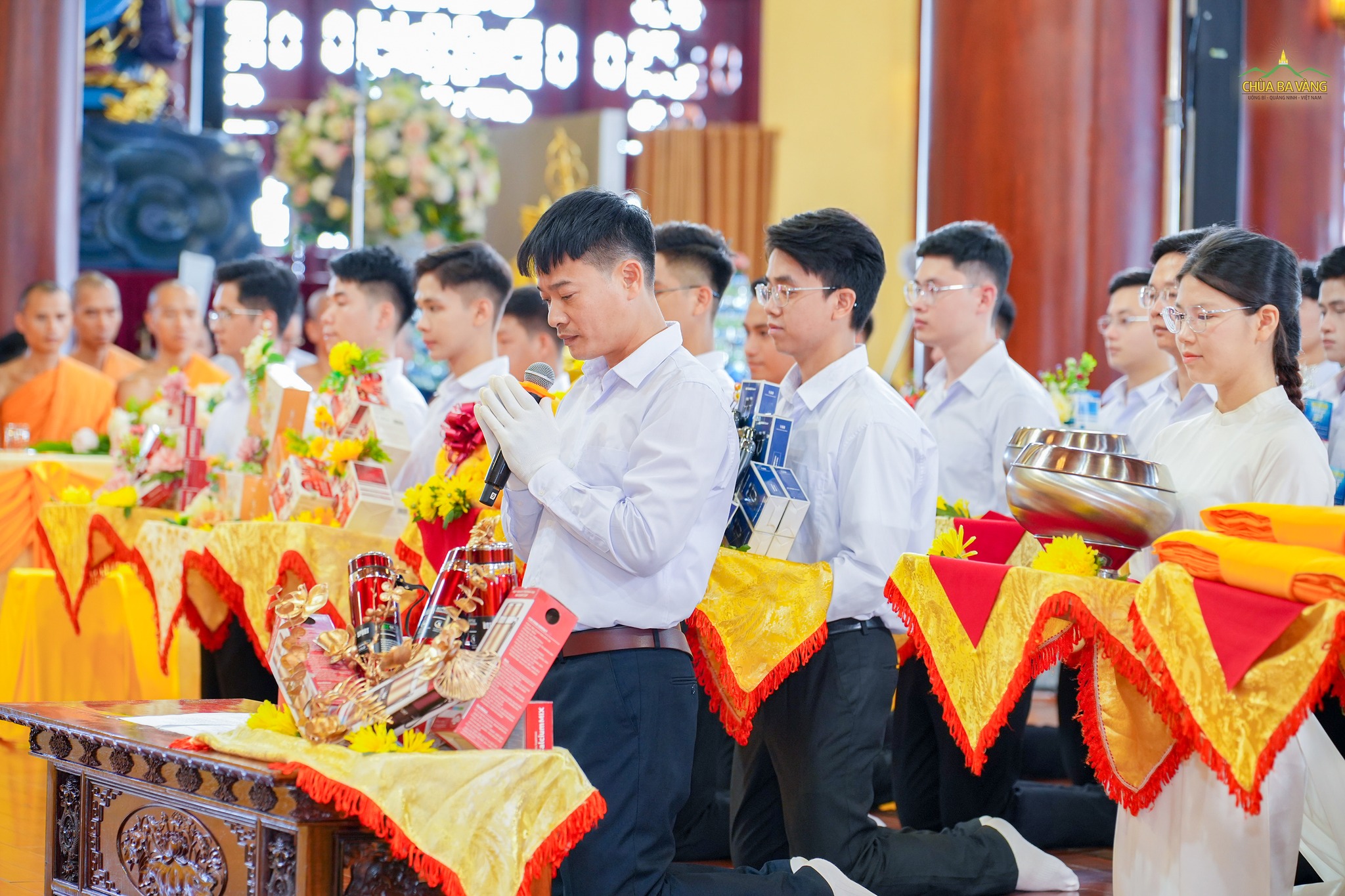 Đại diện quý Phật tử, Nhân dân dâng lời tác bạch thành kính dâng cúng dường phẩm vật tứ sự