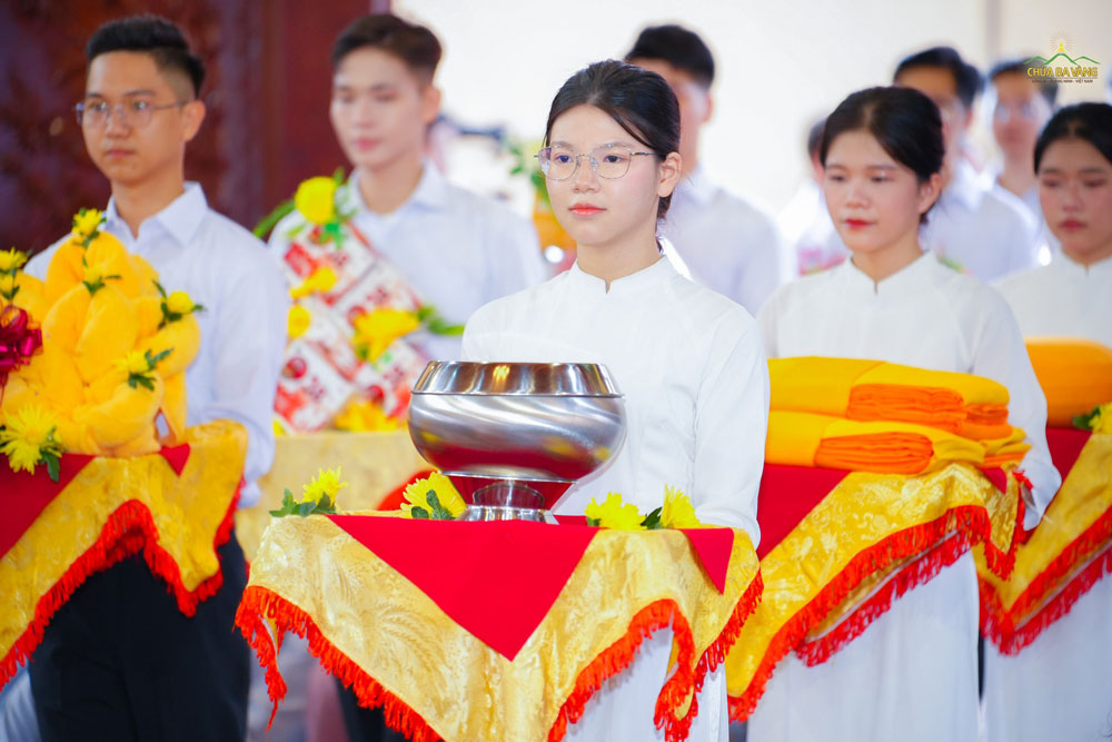 Bình bát của chư Tăng - Phước điền của thế gian. Các Phật tử thành kính dâng bình bát cúng dường lên chư Tôn thiền đức