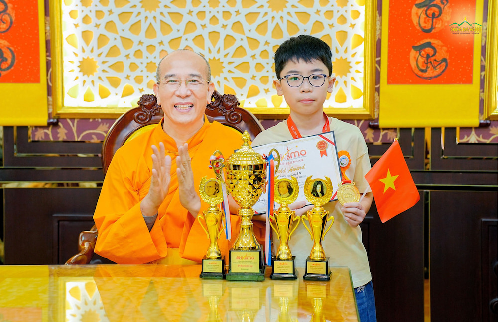Sau khi đạt huy chương vàng và cúp, khóa sinh Minh Thành cùng gia đình thành kính vấn an Sư Phụ