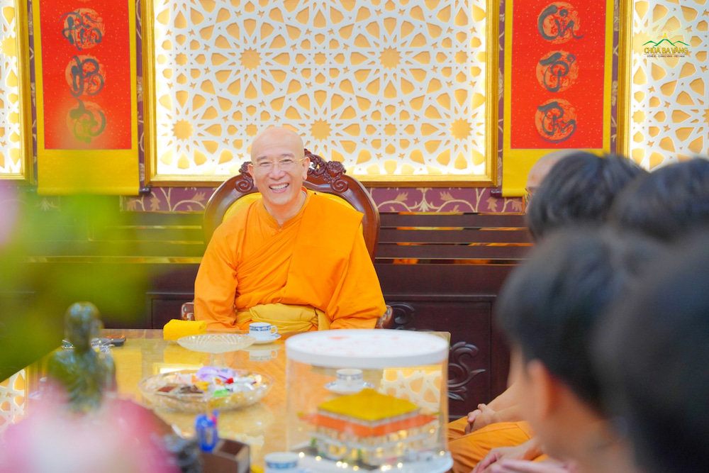 Sư Phụ từ bi hứa khả thọ nhận sự cúng dường tấm lòng của các em