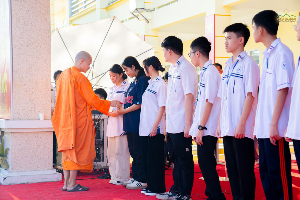 Đại diện chư Tăng chùa Ba Vàng tham dự Lễ khai giảng năm học mới tại trường THPT Uông Bí