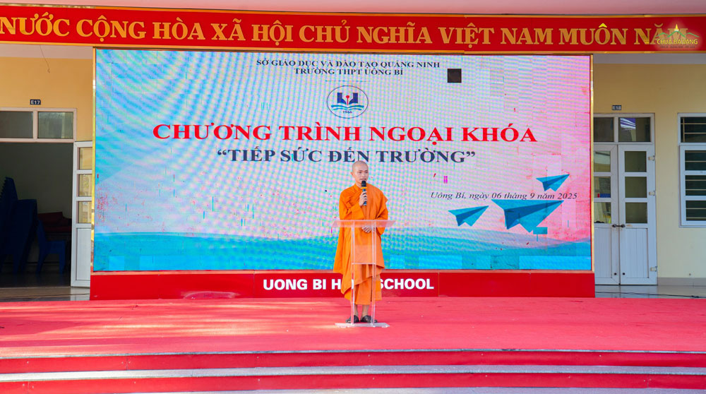 Chư Tăng chia sẻ trong chương trình “Tiếp sức đến trường”