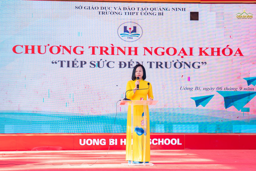 Cô Vũ Thị Thu Huyền - Hiệu trưởng trường THPT Uông Bí phát biểu trong chương trình