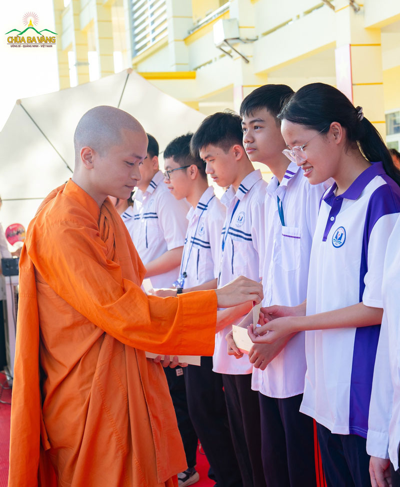 Bạn học sinh thành kính đón nhận món quà ấm áp từ quý Thầy trong ngày đầu năm học mới