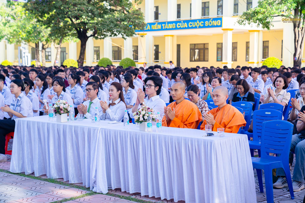Đại diện chư Tăng chùa Ba Vàng tham dự Lễ khai giảng năm học mới tại trường THPT Uông Bí