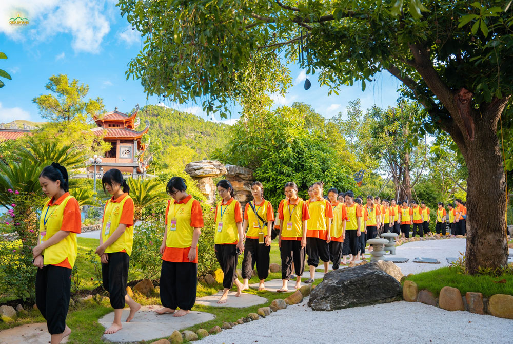 Những bước chân thiền hành an yên dưới mái già lam thanh tịnh