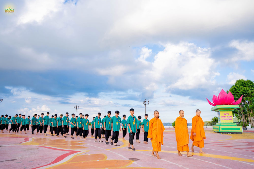 Thiền hành giúp rèn luyện sự tập trung, nuôi dưỡng nội tâm bình an, buông bỏ phiền não, trí tuệ sáng suốt và có nhiều năng lượng tích cực