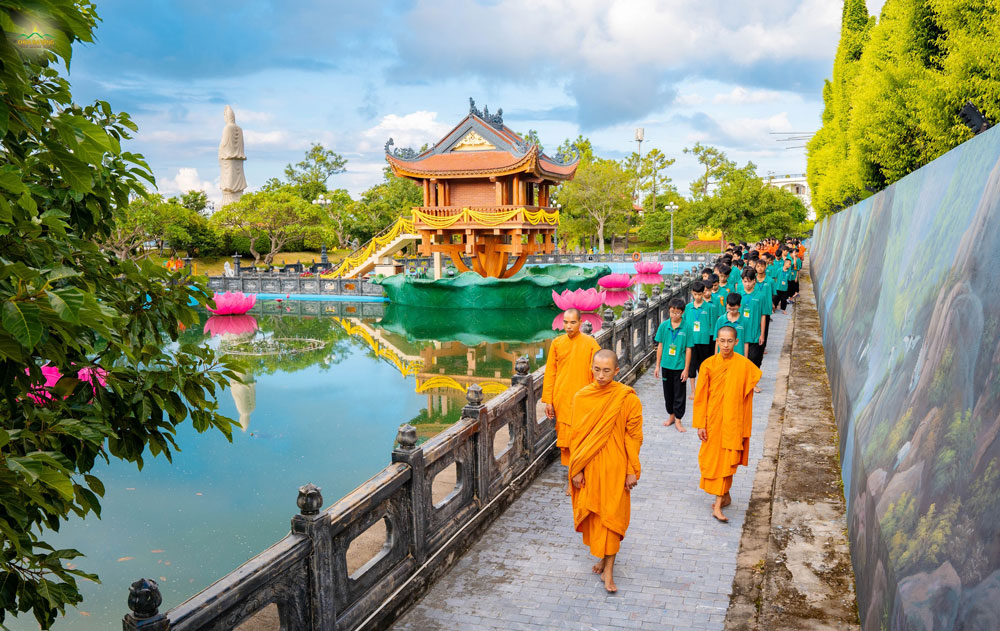 Sư Phụ Thích Trúc Thái Minh từng dạy rằng: “Thiền hành giúp cho thân ở đâu thì tâm ở đó, giúp chúng ta không bị phân tâm hay nghĩ lung tung đi chỗ khác. Khi thân tâm ở cùng một chỗ sẽ khiến mọi việc được hiệu quả, chúng ta được sáng suốt hơn.”
