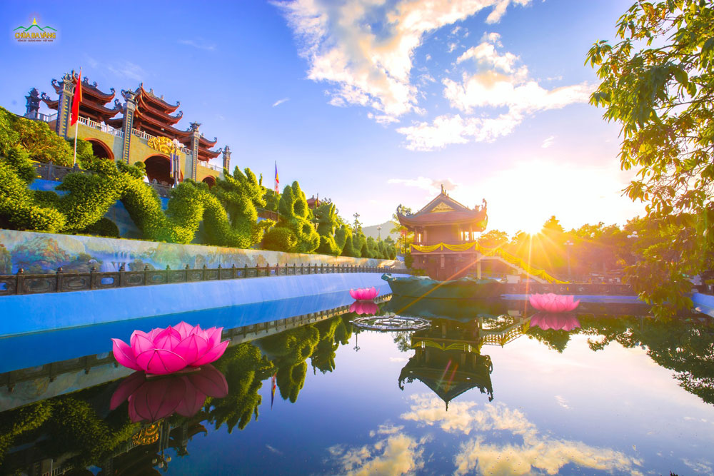 Chốn thiền môn trong những ngày chớm thu mang vẻ đẹp dịu dàng và đầy ấm áp