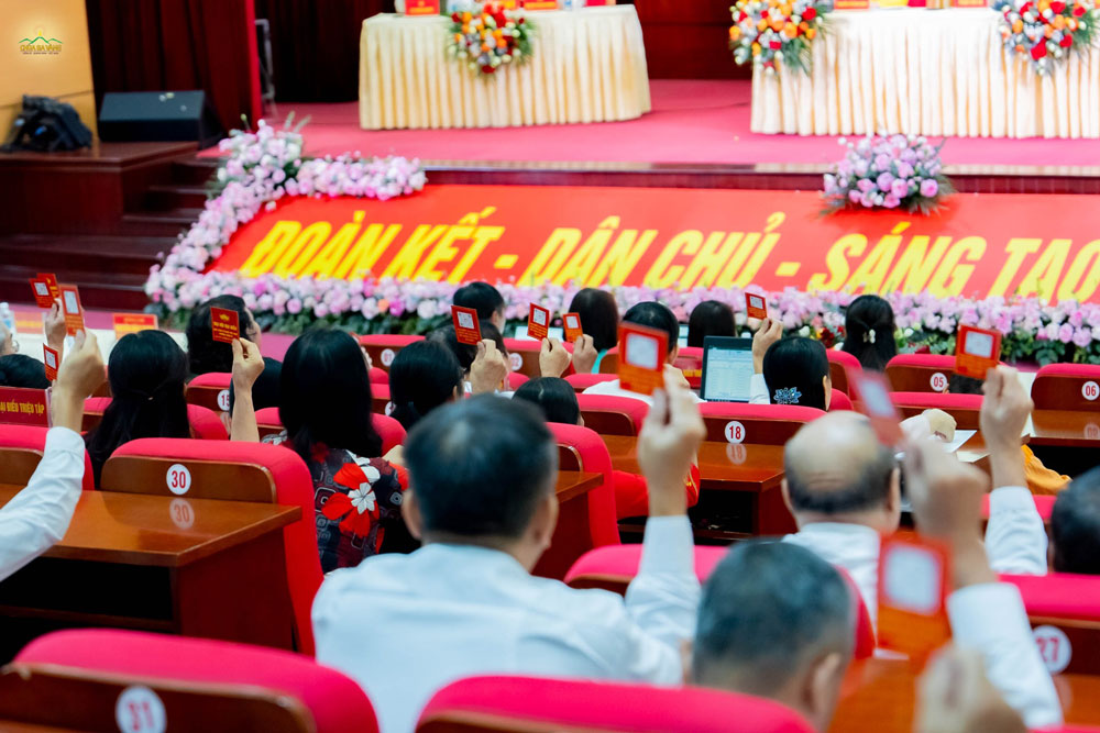 Đại biểu biểu quyết thông qua các nội dung trong Đại hội