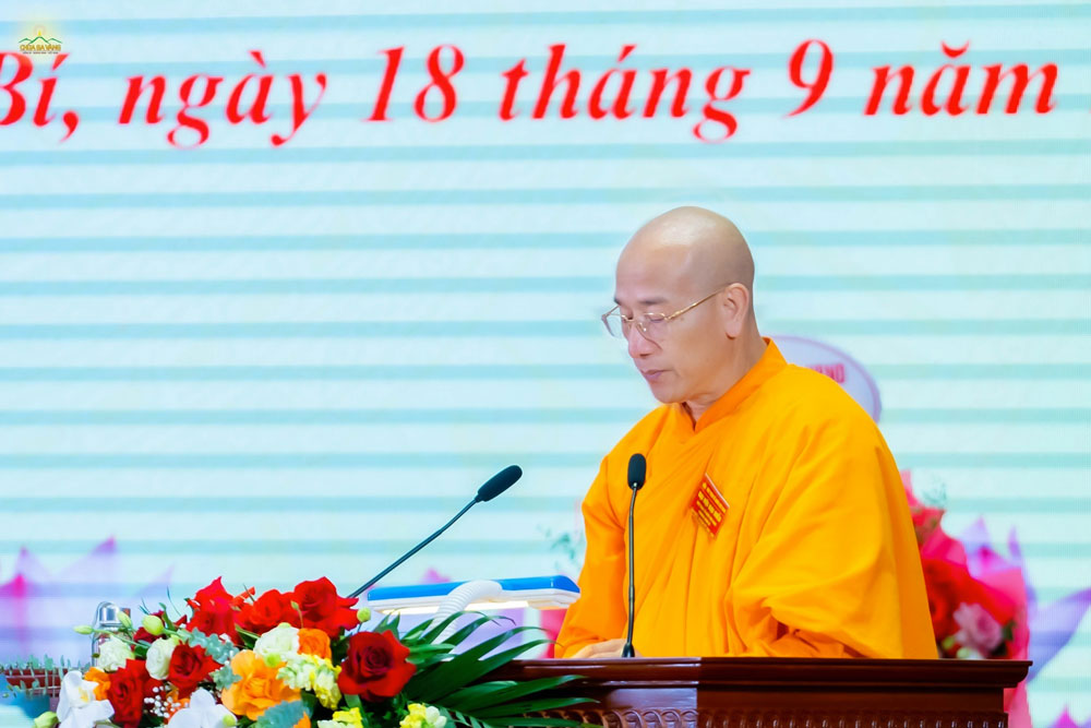 Thầy Thích Trúc Thái Minh - Trụ trì chùa Ba Vàng phát biểu trong phiên làm việc thứ nhất, Đại hội đại biểu Mặt trận Tổ quốc Việt Nam phường Uông Bí lần thứ I, nhiệm kỳ 2025 - 2030