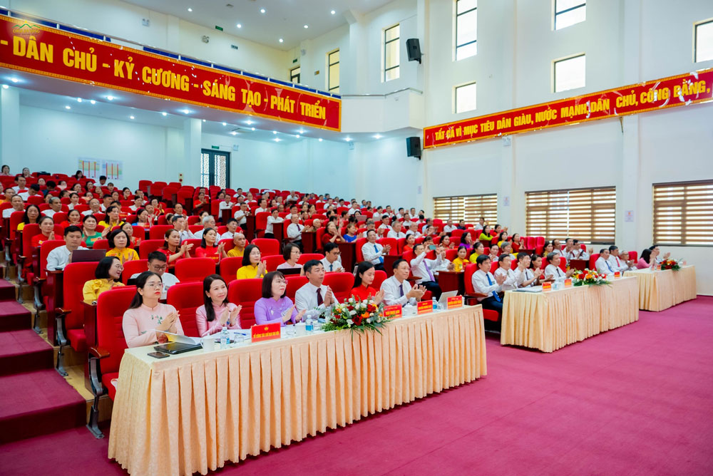 Quang cảnh phiên làm việc thứ nhất trong Đại hội đại biểu MTTQ Việt Nam phường Uông Bí lần thứ I, nhiệm kỳ 2025 - 2030