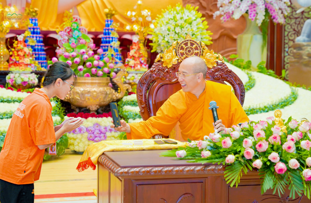Trả lời được câu hỏi của Sư Phụ trong buổi học Pháp, bạn khóa sinh CLB La Hầu La hạnh phúc đón nhận món quà đầy ý nghĩa