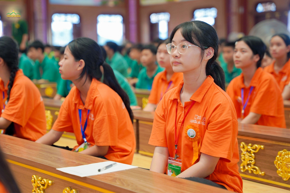 Các bạn khóa sinh chăm chú lắng nghe Sư Phụ giảng Pháp