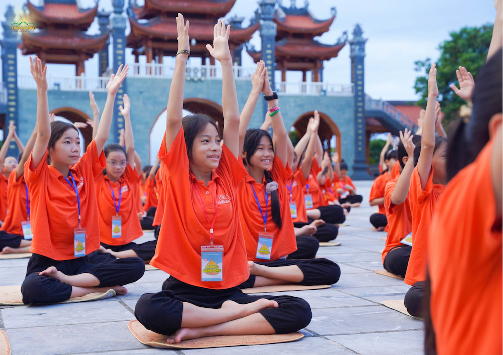Một ngày mới an lành bắt đầu bằng nụ cười và những dáng yoga đáng yêu