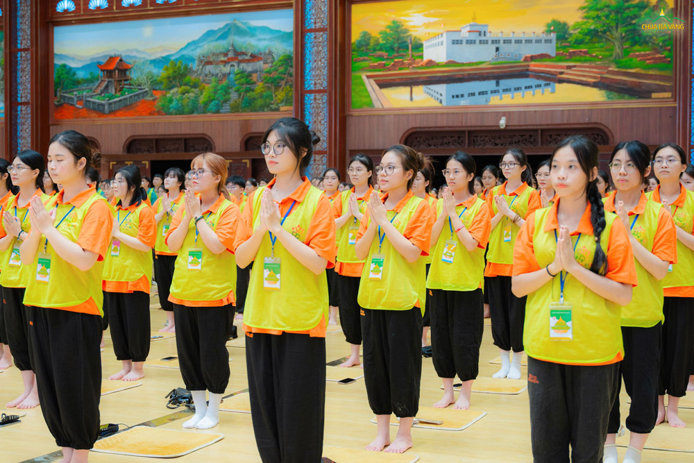 Các bạn trẻ chắp tay trang nghiêm tham gia tụng sám, tập nhận lỗi và sửa lỗi