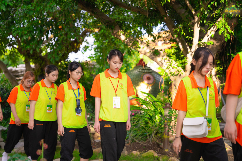 Tuổi trẻ chúng mình được thực tập phương pháp thiền hành để giúp lấy lại sự cân bằng, an tĩnh trong tâm và giải tỏa mọi sự căng thẳng, mệt mỏi