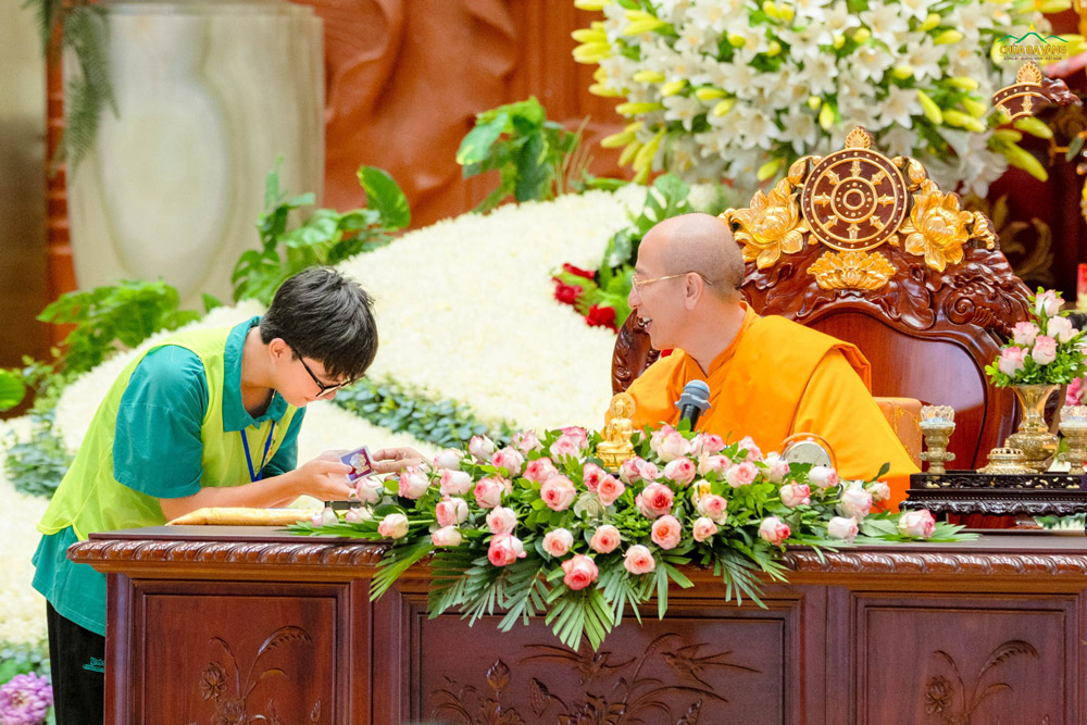 Phần quà đặc biệt từ trên Sư Phụ Thích Trúc Thái Minh dành cho các bạn trẻ trả lời đúng kiến thức bài Pháp đã học