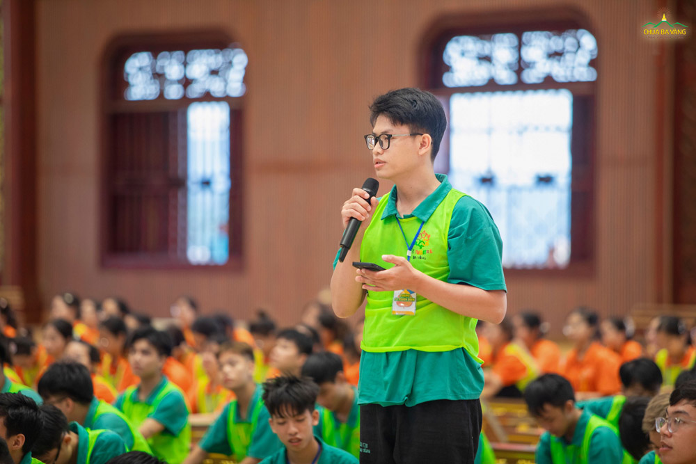Nhân buổi nghe Pháp, các bạn cùng nhau đặt câu hỏi về tu học, cuộc sống mong được Sư Phụ giải đáp