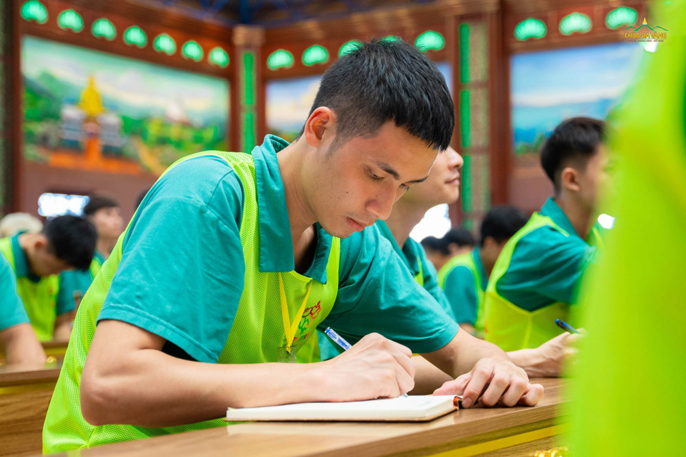 Bạn trẻ ghi lại những lời giảng của Sư Phụ với chủ đề 