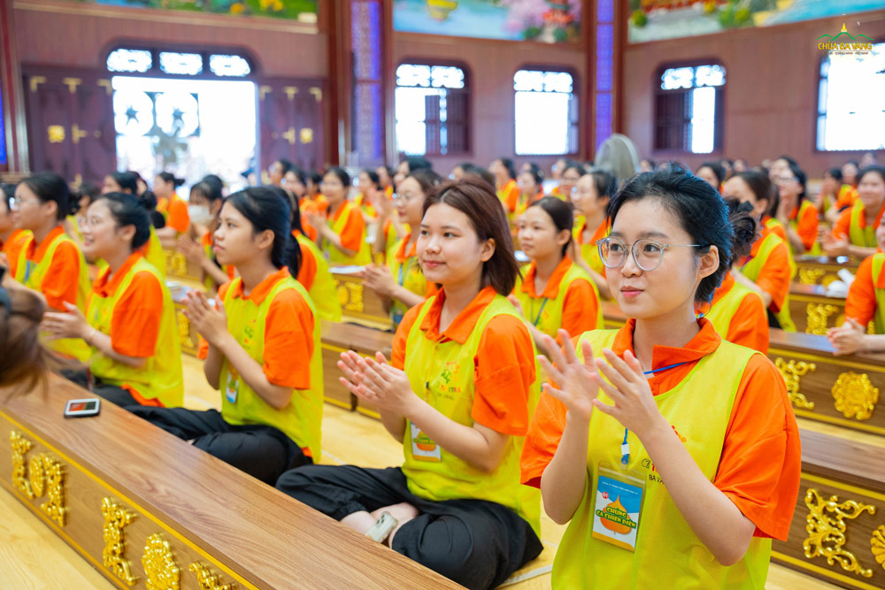 Hạnh phúc khi được đón nhận lời Pháp quý báu từ Sư Phụ