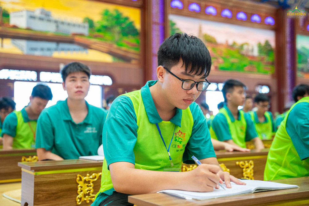 Bạn trẻ ghi lại những lời chỉ dạy trên Sư Phụ trong buổi nghe Pháp