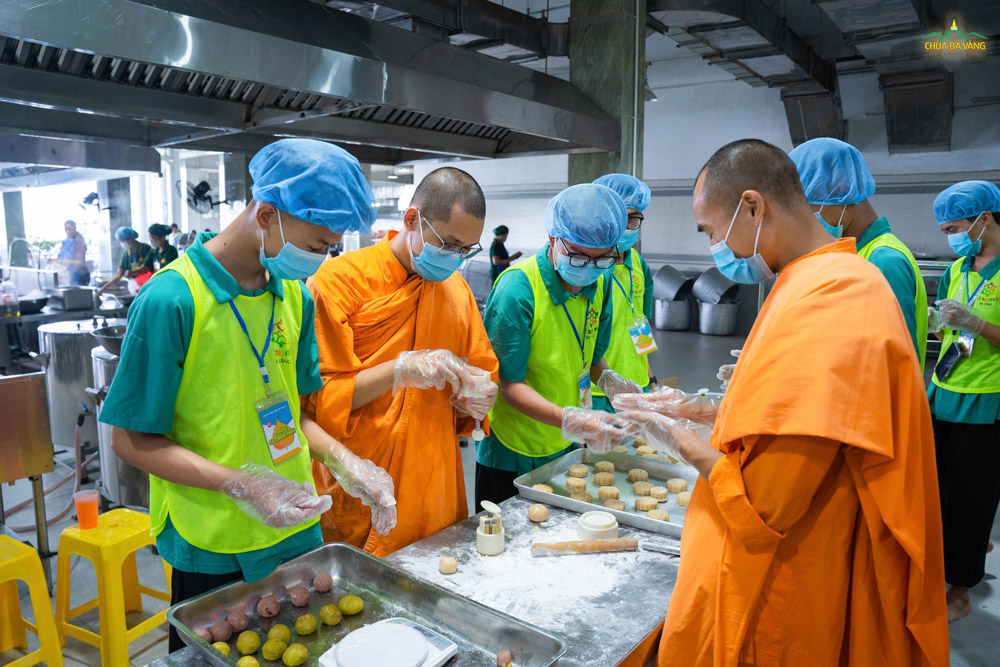 Các bạn được trải nghiệm làm bánh trung thu cùng chư Tăng