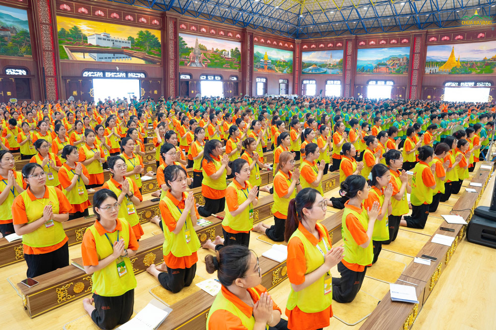 Các bạn cùng chắp tay trang nghiêm, hướng tâm theo lời bạch thỉnh Pháp