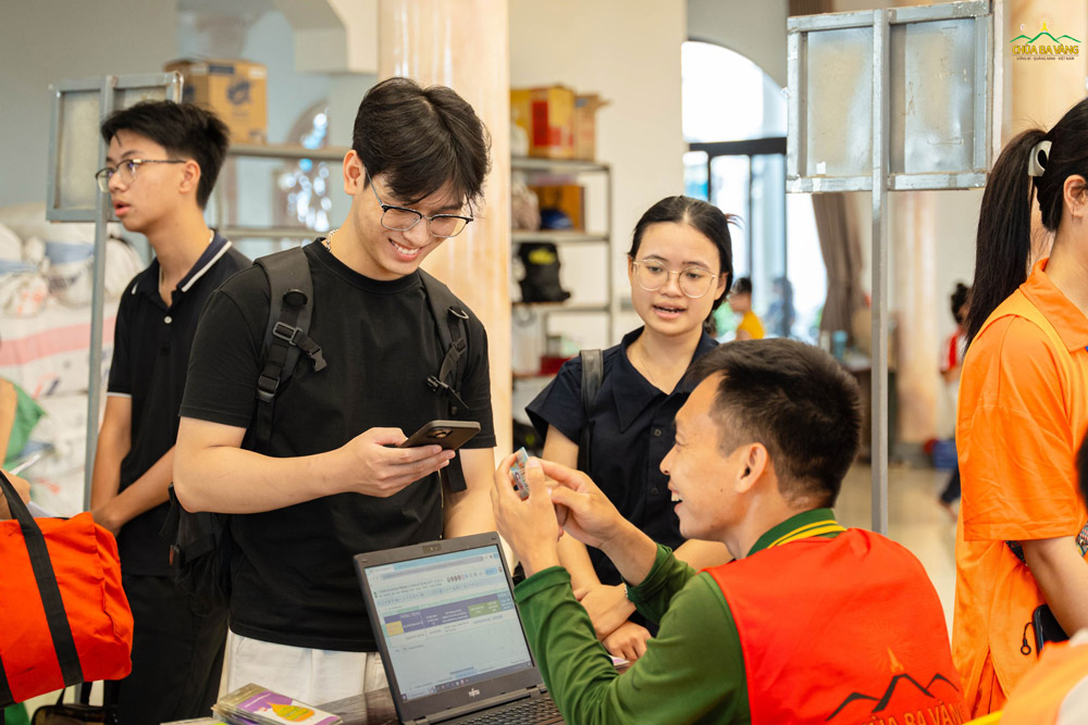 Các bạn cùng nhau ghi danh tham gia Khóa tu