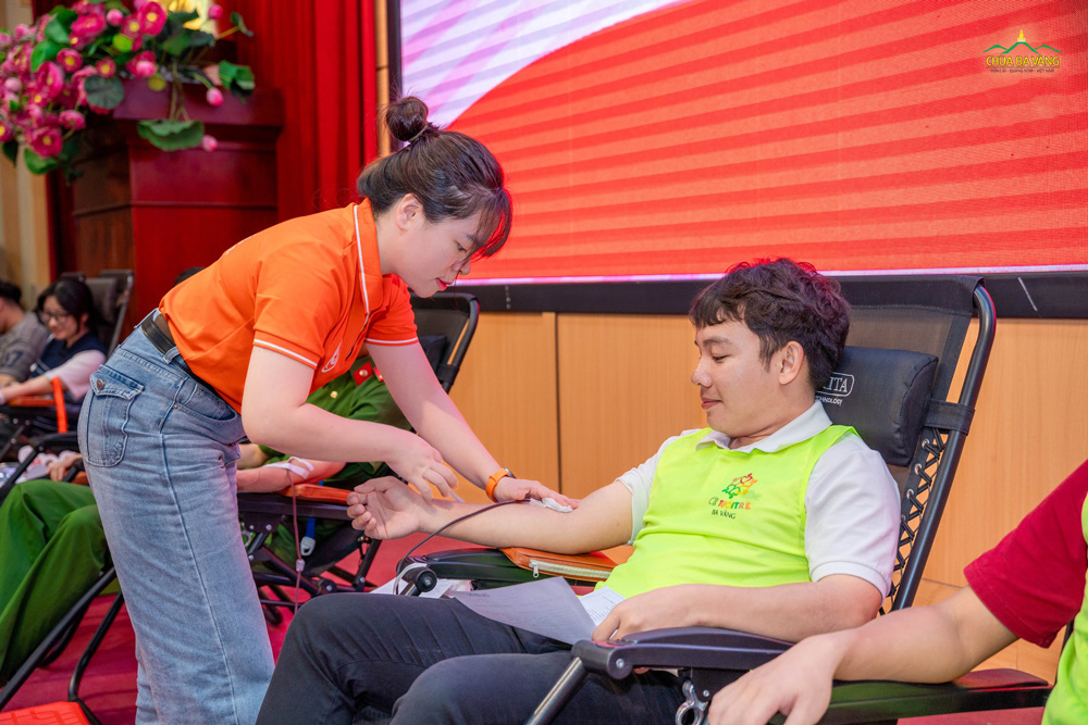 Hiến máu tình nguyện là một nghĩa cử cao đẹp của xã hội. Mỗi giọt máu hiến tặng không chỉ góp phần cứu sống người bệnh trong giờ phút hiểm nghèo mà còn thể hiện tinh thần tương thân tương ái, truyền thống tốt đẹp của dân tộc ta từ ngàn đời.