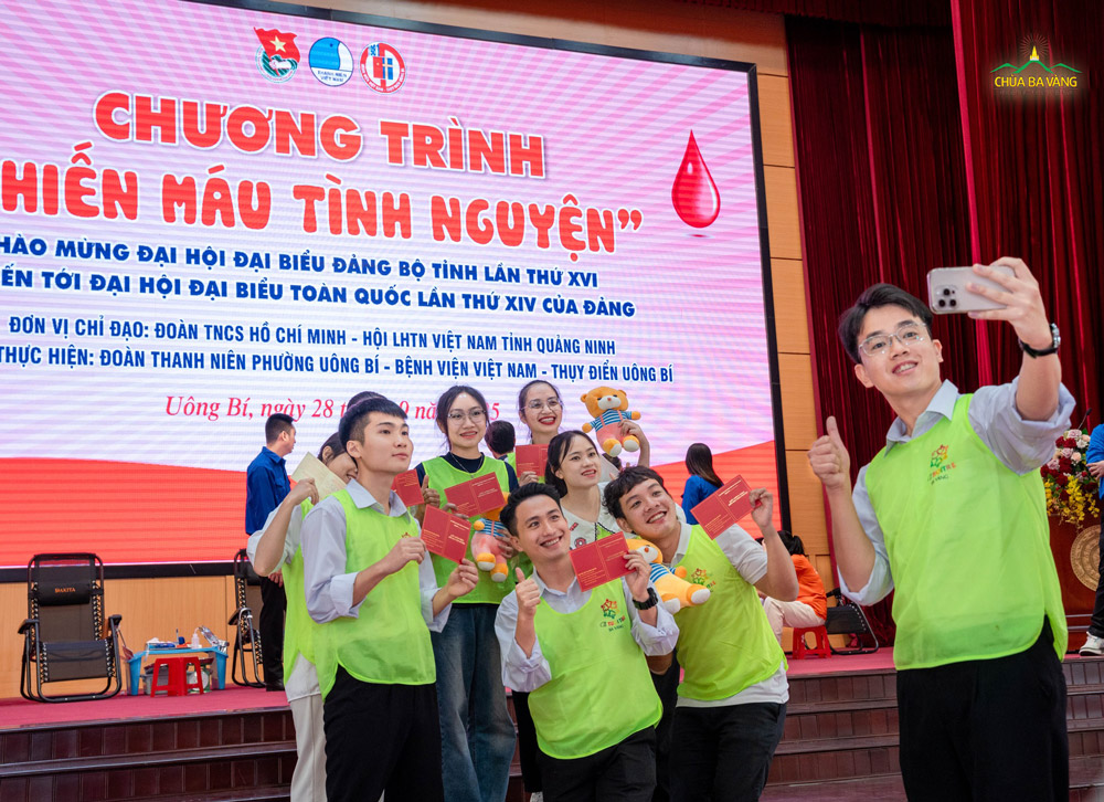 Cùng lưu lại bức hình kỷ niệm tại chương trình nhé!
