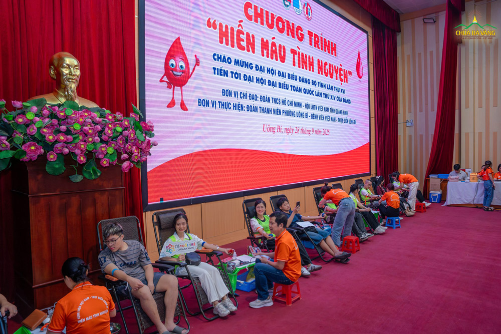 Các bạn trẻ cùng nhau tham gia hiến máu tình nguyện