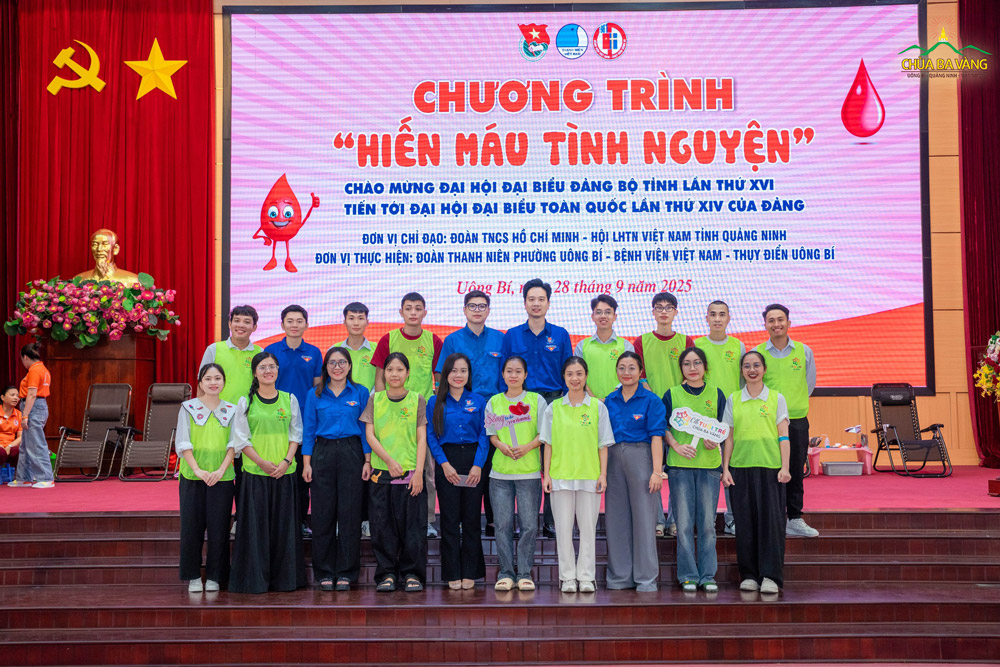 Các thành viên trong CLB Tuổi trẻ chụp hình lưu niệm cùng ông Nguyễn Vũ - Phó Bí thư Tỉnh Đoàn Quảng Ninh và Đoàn thanh niên phường Uông Bí