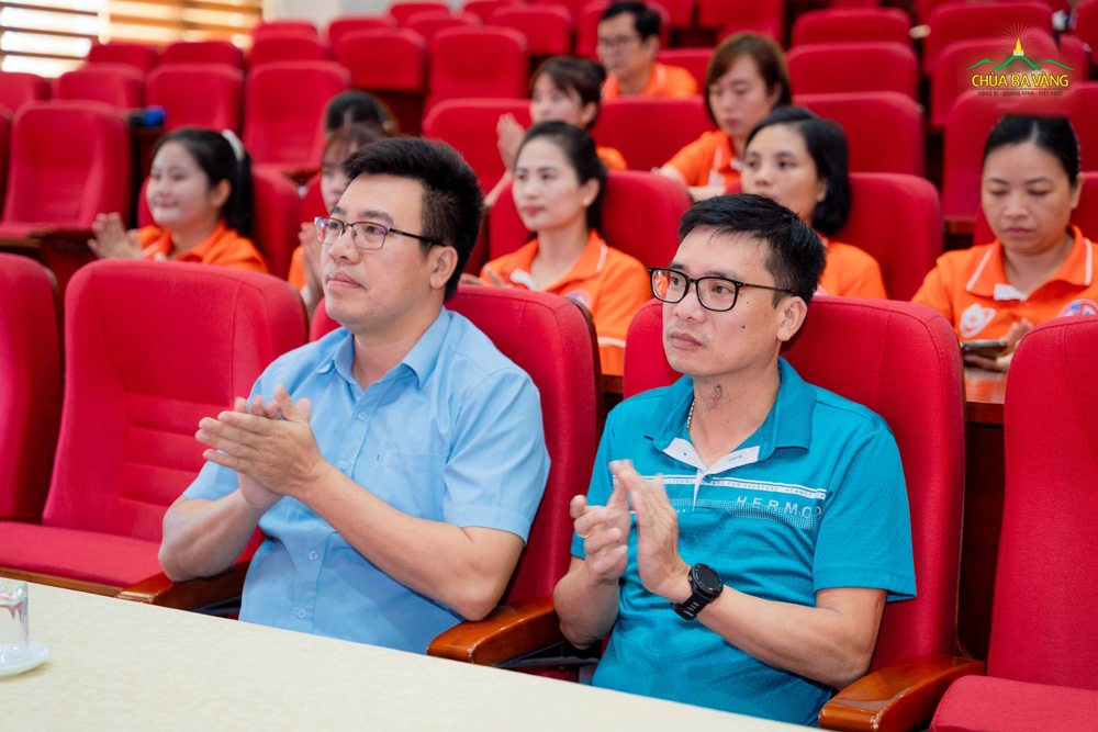 Ông Bùi Tiến Hưng - Ủy viên Ban thường vụ Đảng uỷ, Chủ nhiệm Ủy ban kiểm tra đảng uỷ phường Uông Bí (ngồi bên phải); ông Đỗ Quang Tứ - Phó phòng Văn hoá Xã hội phường Uông Bí (ngồi bên trái) tham dự chương trình