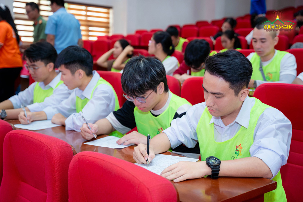 Các bạn cùng viết giấy đăng ký hiến máu