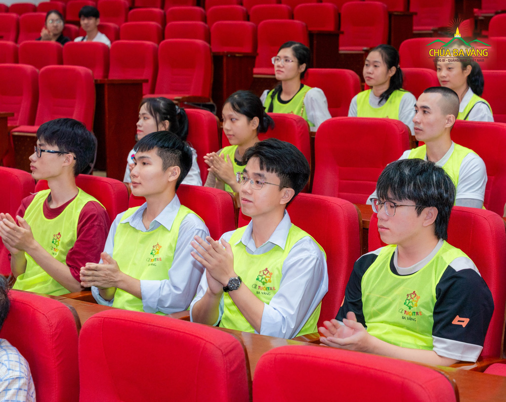 Các thành viên trong CLB Tuổi trẻ tại khu vực Uông Bí, Hạ Long, Hải Phòng cùng nhau tham gia chương trình hiến máu