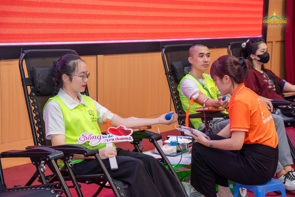 Hiến máu nhân đạo - Trao gửi yêu thương, kết duyên Phật Pháp