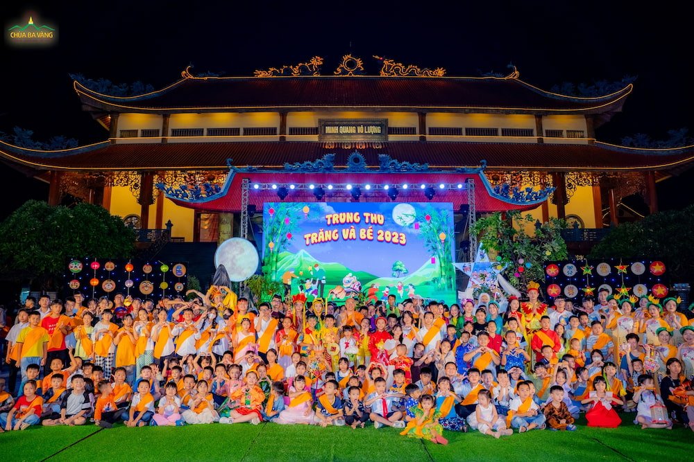 Trung thu các em nhỏ được quây quần bên Sư Phụ (năm 2023)