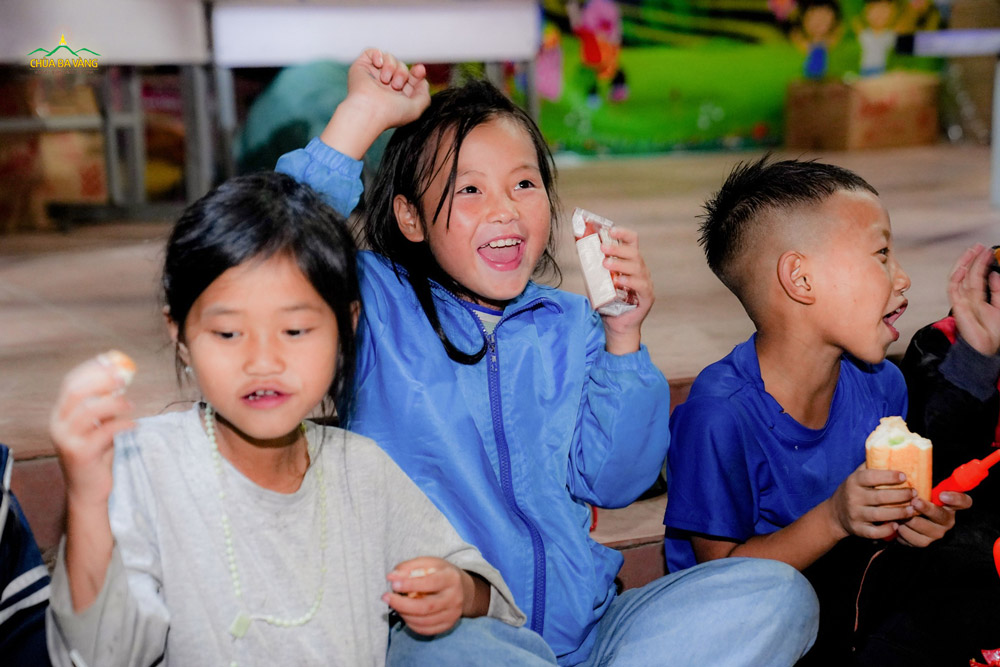 Đôi mắt ánh lên niềm hân hoan, nụ cười trong trẻo hiện rõ trên khuôn mặt các em  
