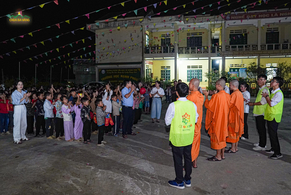 Đoàn thiện nguyện tạm biệt nhà trường để trở về miền xuôi với nhiều lưu luyến