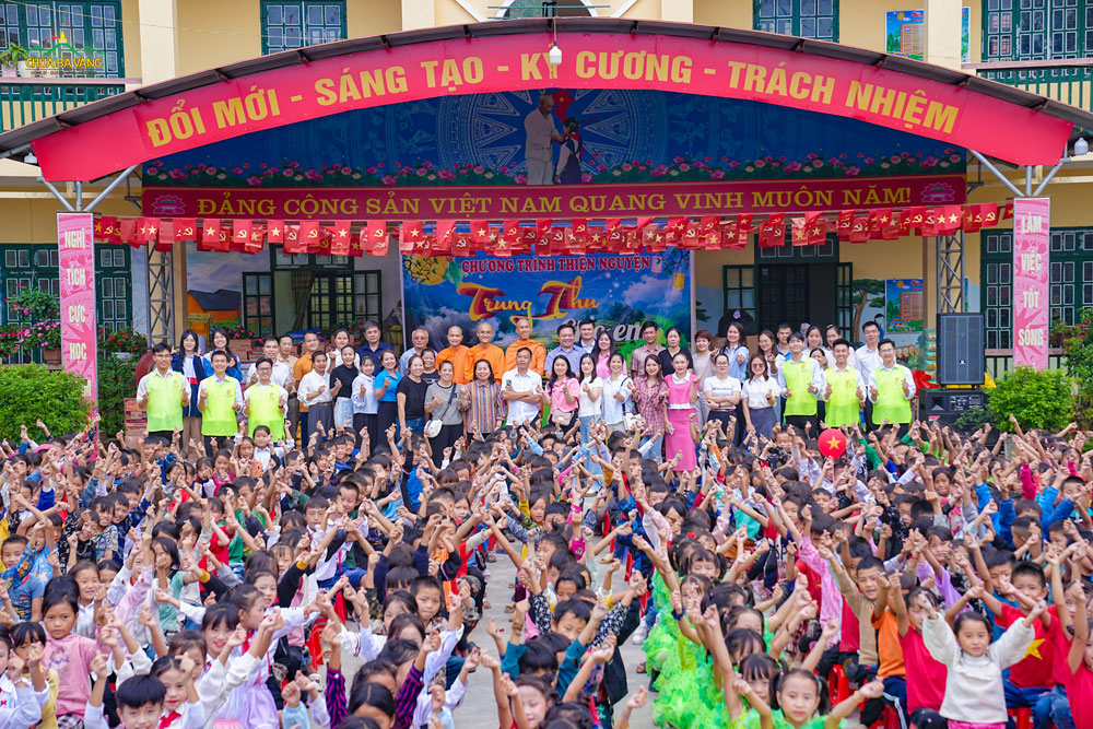 Những khoảnh khắc lưu niệm đáng nhớ của thầy cô, đoàn thiện nguyện cùng các em học sinh vùng cao