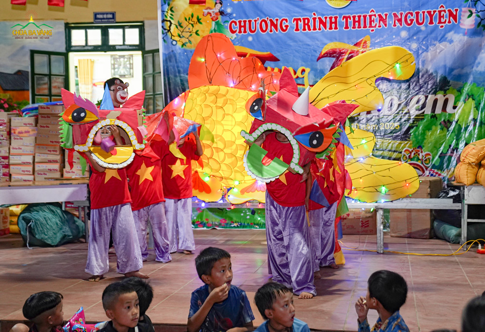 Sân trường trở nên náo nhiệt với tiếng trống lân rộn ràng