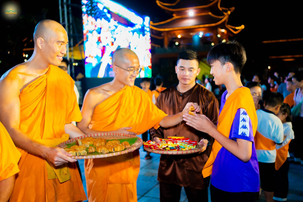 Chư Tăng phát bánh kẹo cho các em nhỏ