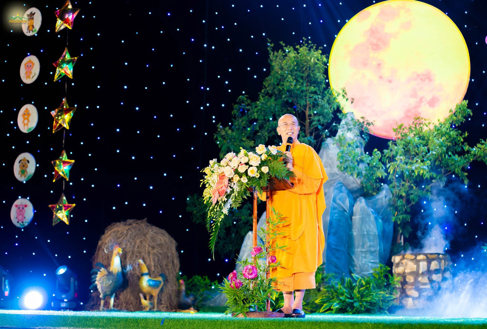 Sư Phụ quang lâm sân khấu có lời chỉ dạy cho các bạn nhỏ và các Phật tử trong chương trình “Trung thu - Trăng và bé 2025”