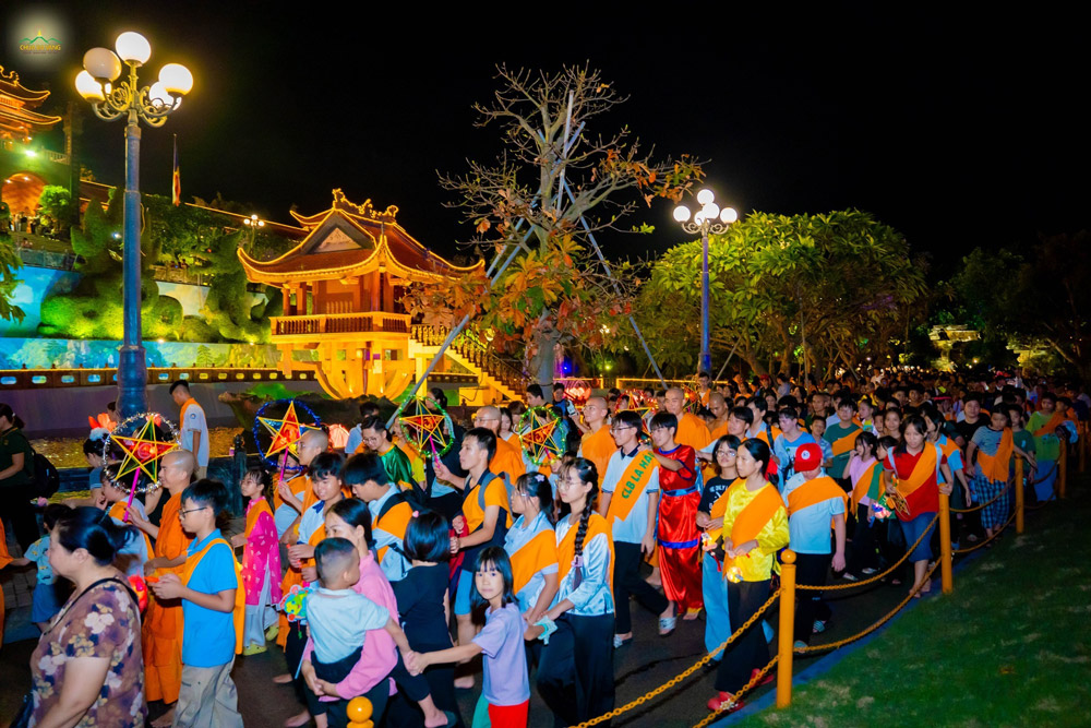 Không khí hân hoan, vui tươi trong ngày Tết thiếu nhi của các em nhỏ