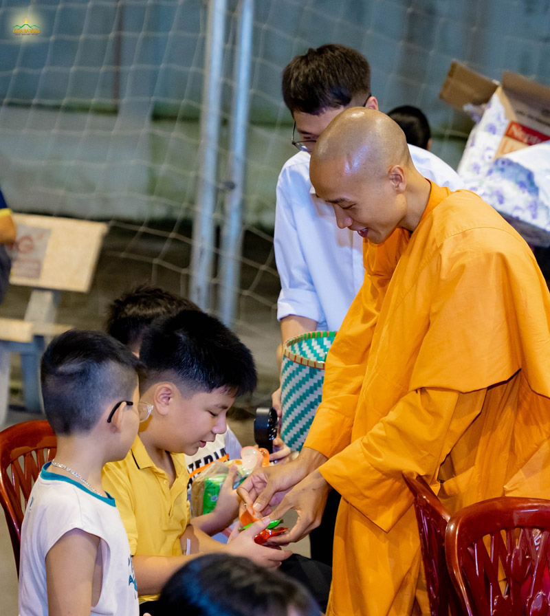 Chư Tăng phát bánh kẹo cho các em nhỏ