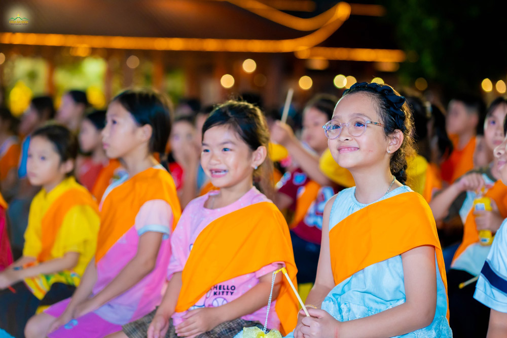 Các bạn nhỏ hãy ghi nhớ lời Sư Phụ dạy, ngoan ngoãn, chăm chỉ tu tập, học hành để trở thành những người con ngoan của bố mẹ, trò giỏi của thầy cô và Sư Phụ nhé!